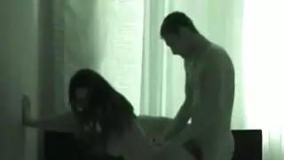 يبتعد الفتى عن حاجات الصيصان بلسانه