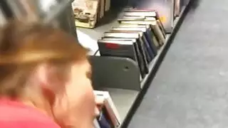 كلية وقحة إيما مارس الجنس في مكتبة بوف doggy أسلوب