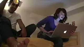 الأولاد والبنات يلهون في غرفتهم
