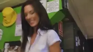 سخيف النادلة الاسبانية مقابل المال