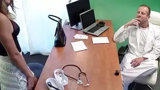 امرأة سمراء مفلس الملاعين الطبيب لوظيفة ممرضة