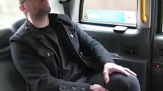 سائق سيارة أجرة ضخمة كسرة في مقعد خلفي