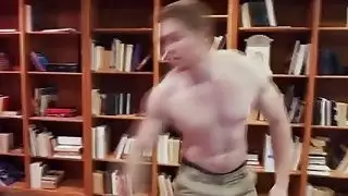 ابن قرنية الملاعين له stepmom الساخنة على الأريكة