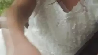 حصلت العروس الجميلة أميرة على خرق في فستان زفافها