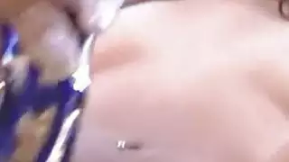 92 lbs في سن المراهقة صغير Trisha Toying في الهواء الطلق!
