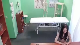 طبيب الانفجارات ويلعن المريض شاحب