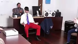 حفل تنكري في المكتب ينتهي في الثلاثي الساخن