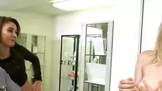 جميلة شقراء وامض لها titties خلال محادثات المال حيلة
