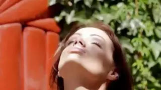 سمراء و في الهواء الطلق تعريتها كس