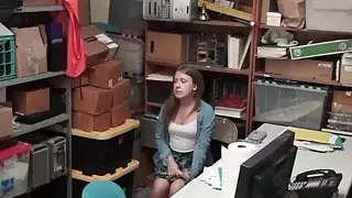 Slutty shoplyfter بروك Bliss يحصل لها الرطب كس قصفت من قبل حارس قرنية
