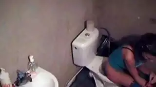 فتاة التبول أسرت على spycam مرحاض
