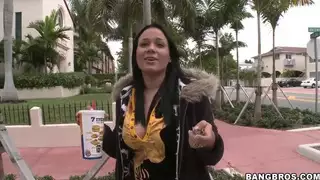 وافق الكلبة في سن المراهقة Amazteur فرناندا للذهاب في مكان ما في سيارة غريب