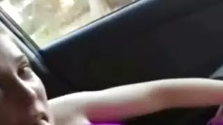 هواة فتاة سولو في السيارة