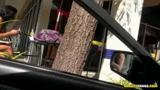 عاهرة شرسة جدا جيسيكا أموري مستعدة لامتصاص ديك الحق في السيارة