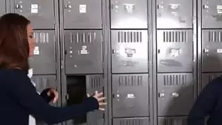 لطيف تلميذة أليس مارس cums بعد الحصول على يمسح كس في الثلاثي مثليه