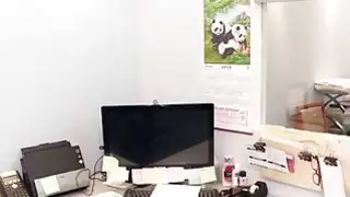 بامبي بروكس تمتص الكمامات والديها الديك