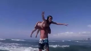 الفتيات badass مفعم بالحيوية المتعة داخل كرة الماء كبيرة مع المؤيد