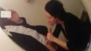 السكرتير مثير تمتص الديك و cumshot في الحمام