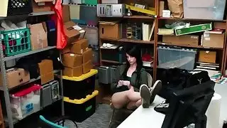 يحصل يعاقب اليكس هاربر في منصبه لسرقته
