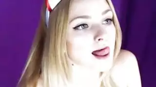 شقراء جميلة Anhelikas بالإصبع
