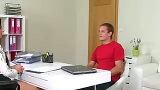 يستمني الوكيل الإناث بعد ممارسة الجنس في الصب