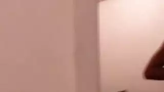 في سن المراهقة الأفرو وقحة يعطي titjob في أسلوب بوف