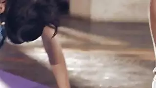 مباشرة بعد شرب الشاي المزهر ، تقشر هالي من ملابسها الضيقة اليوجا