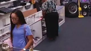 أسود مامي ممرضة Joana تبيع لها سراويل ويعطي اللسان