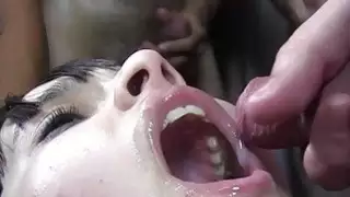 PUTA LOCURA في سن المراهقة الهواة Bukkake