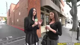 المتأنق يبحث عن فتاة لطيف مع كاميرته وجعلها تظهر له الثدي