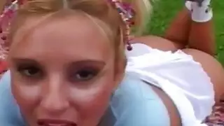 جميل شقراء في سن المراهقة من البرازيل هو الخنزير في الهواء الطلق