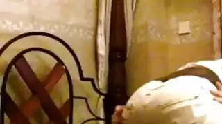 أسود في سن المراهقة قرنية تخدم الديك الأبيض الرجل عن طريق ركوب الخيل