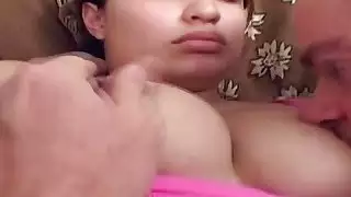 حامل امرأة سمراء الهواة إعطاء الرأس لقضيب كبير