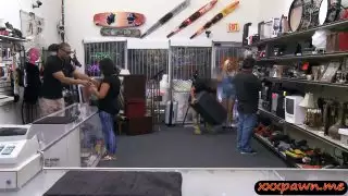 Babe تبيع لها BFs مضخم الصوت المتكلم ثم استغل من قبل الرجل بيدق