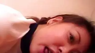 سيدة آسيوية مع جولة الحمار في موتيل