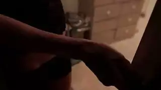 أراد هولي شيلدز بعض السكر من جارتها كبيرة تمطر
