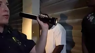 اللص الأسود القبض عليه لذلك يحتاج إلى اللعنة اثنين من رجال الشرطة وأنها سوف تسمح له بالرحيل
