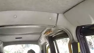 الظلام الشعر فاتنة حفيف بحماس في سيارة أجرة