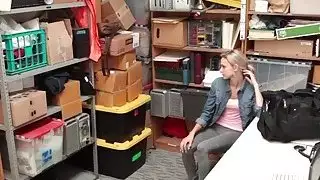 في سن المراهقة shoplifter الحصول على شجب عميق جدا