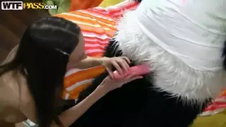 امرأة سمراء نحيفة سابينا يركب على دمية ضخمة لها