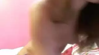 سوبر جنسي في سن المراهقة في سراويل زرقاء اللعب كس على كام