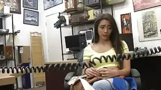 يحصل تغش سمراء فاتنة من بيدق حارس في مكتبه
