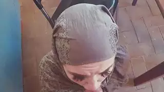 يلعق امرأة العاطلة عن العمل عند الرجال الحمار أثناء قيامهم به