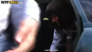 نحيل مراهق مع الثدي الصغيرة assfucked في الغابة