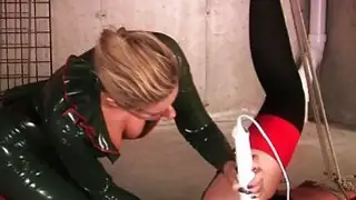 عشيقة في اللاتكس اللعب شقراء فرعية مثليه