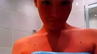 حار في سن المراهقة كاميرا ويب صابون في دش