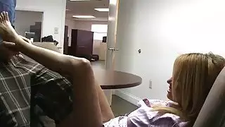 الفرخ يقترح footjob في الهواء الطلق