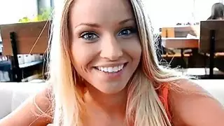 Staci الحلو شقراء عارية خارج