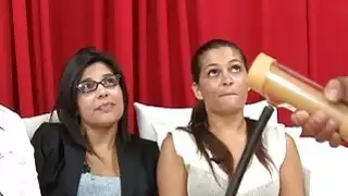 السكتات الدماغية لاد ديك و cums في wobblers من الجمال