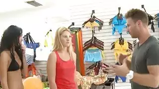 يحصل قصفت شقراء الساخنة مع رجل مقرف